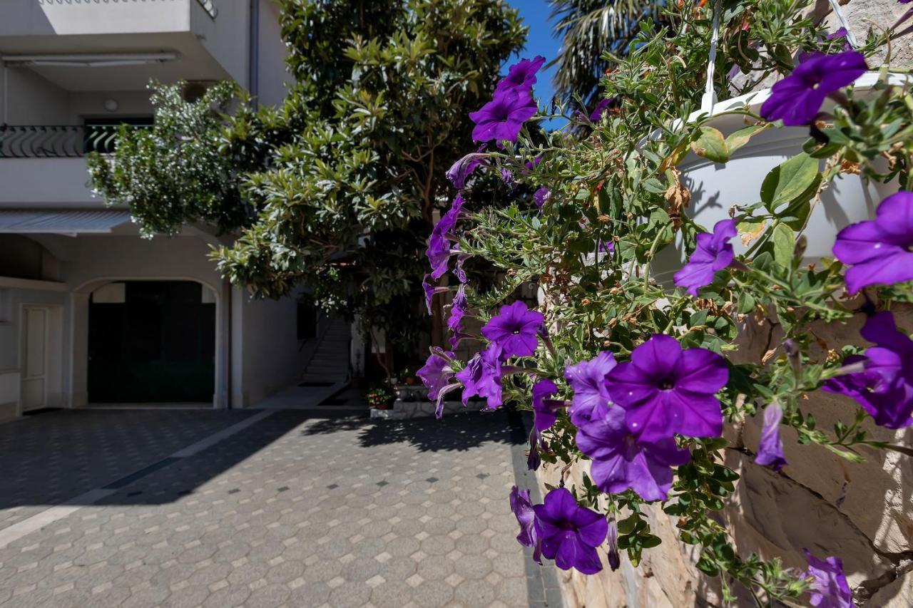 Apartments Carmen Makarska Ngoại thất bức ảnh